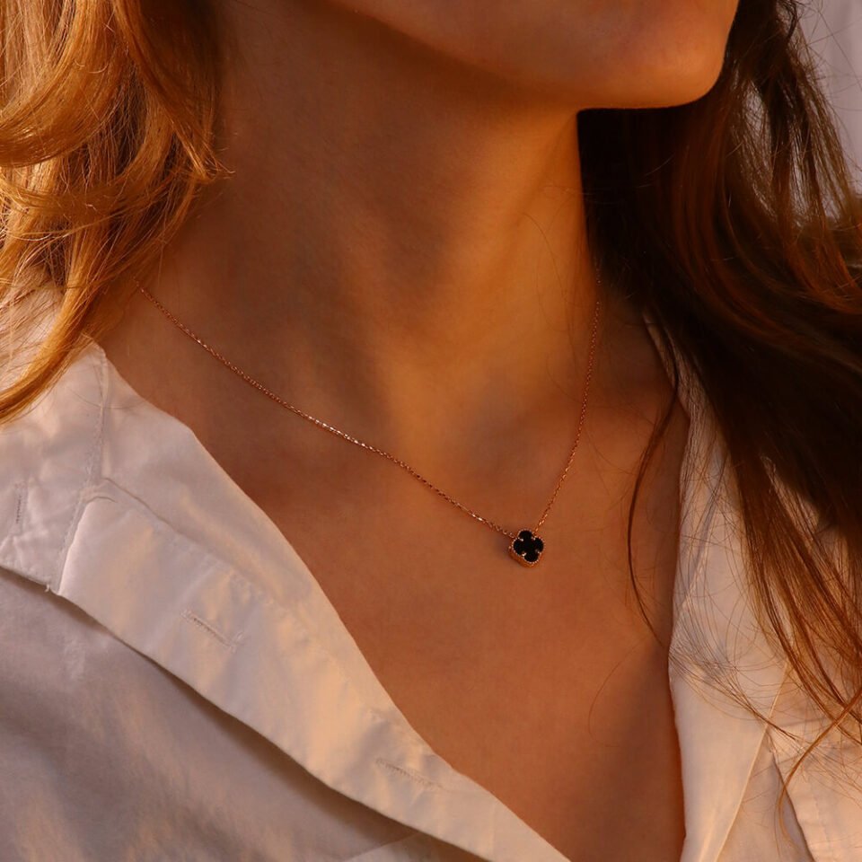 kuldkett ristikuga kaelas