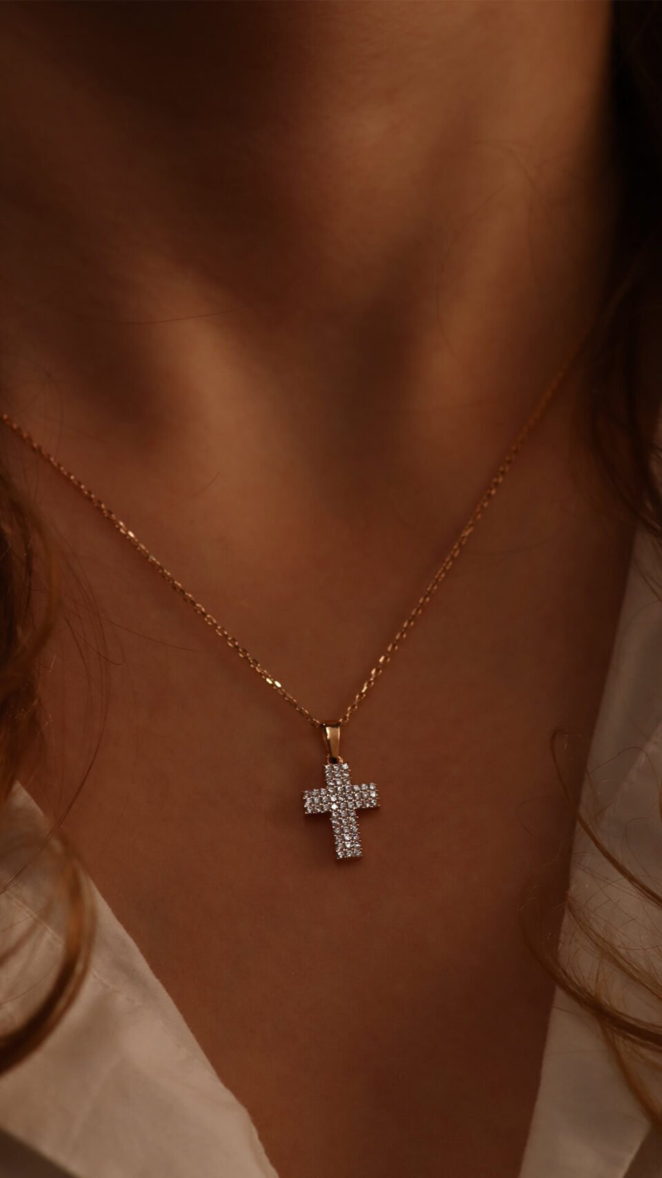 Gold chain with a "Cross" pendant on the neck