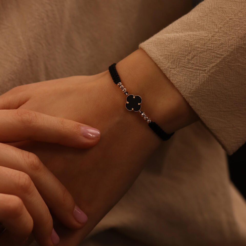 Браслет из ниток большой 11мм клевер на запястье