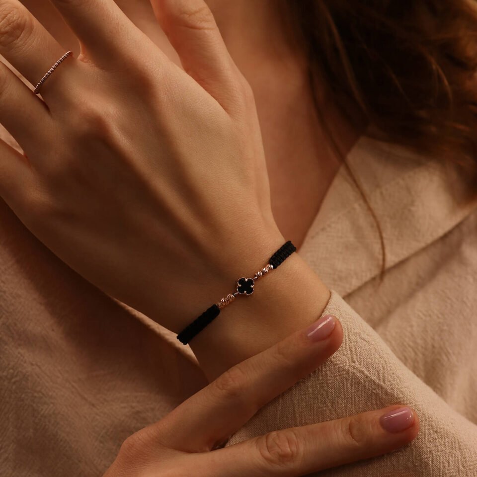 Браслет из ниток маленький 7мм клевер на запястье