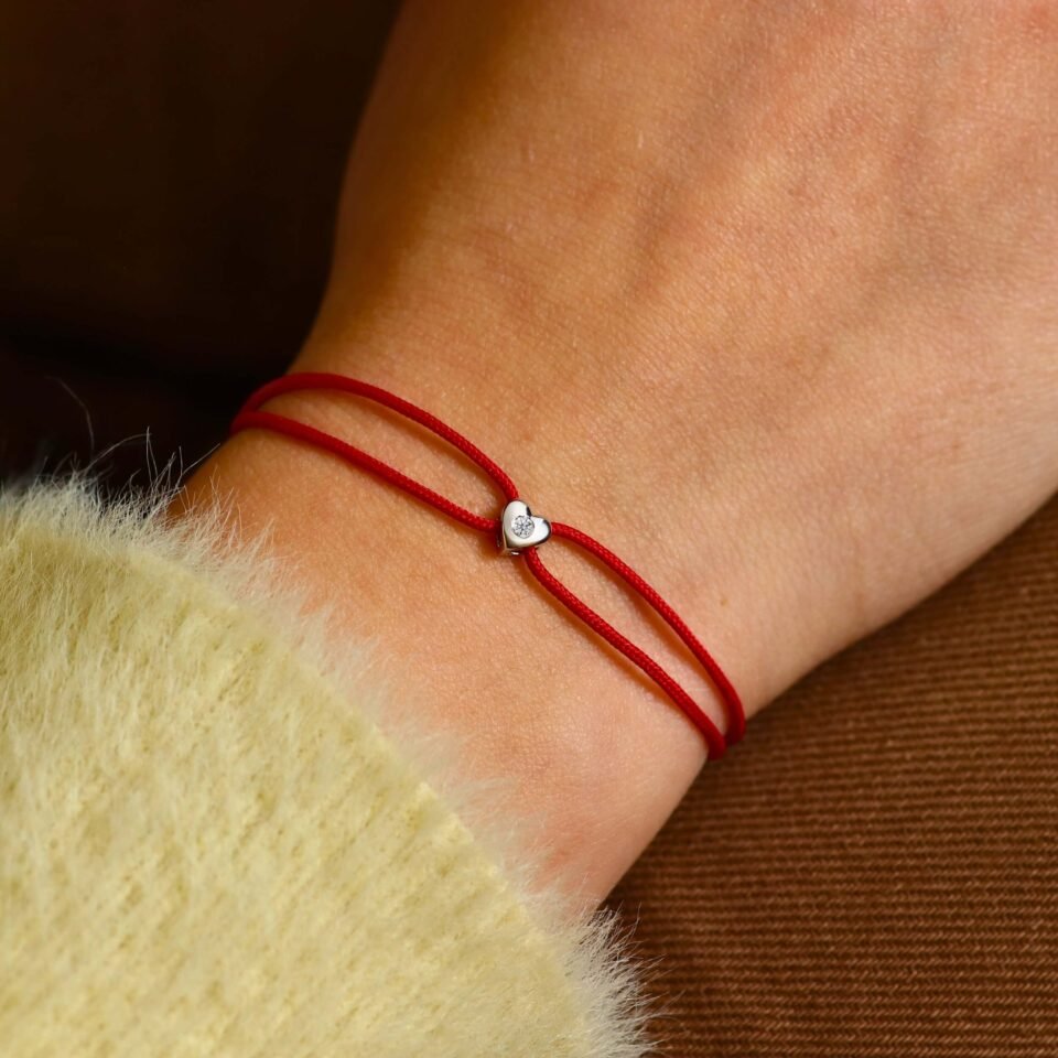 Браслет с нитью и бриллиантом "Сердце"