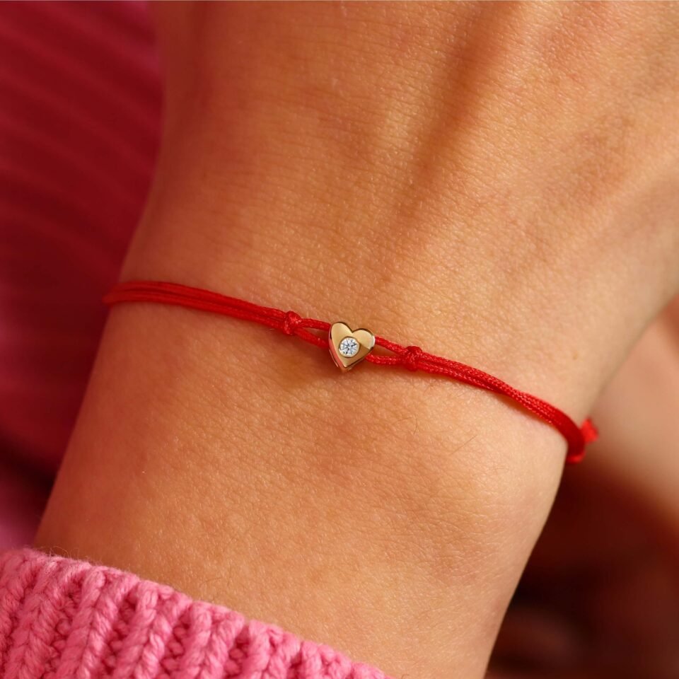 Браслет с нитью и бриллиантом "Сердце"