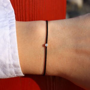 Melna diega aproce ar dimantu