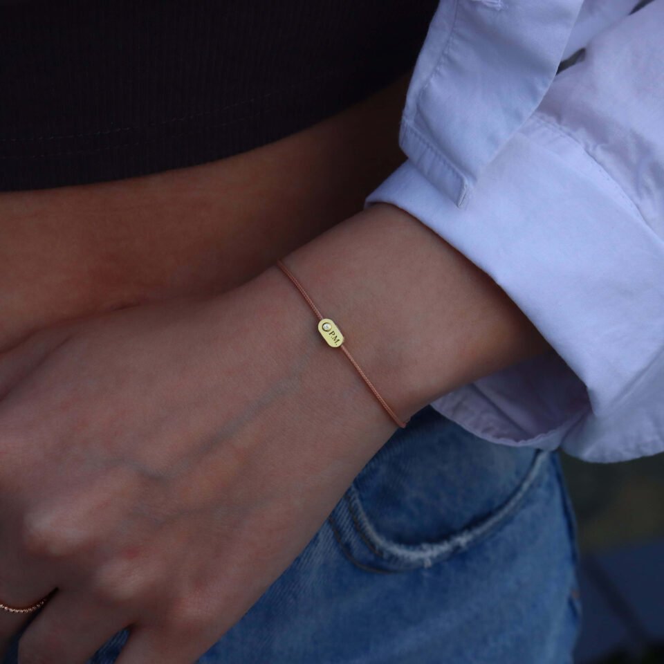 Браслет из нити с бриллиантом и гравировкой