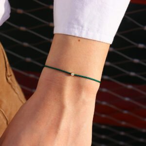 Zaļā diega aproce ar dimantu