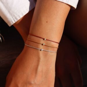 Aproce ar dimantu uz rokas liek domāt