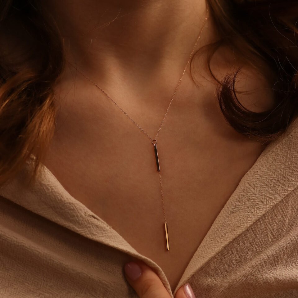 Gold chain with a pendant "Lariat Y" around the neck