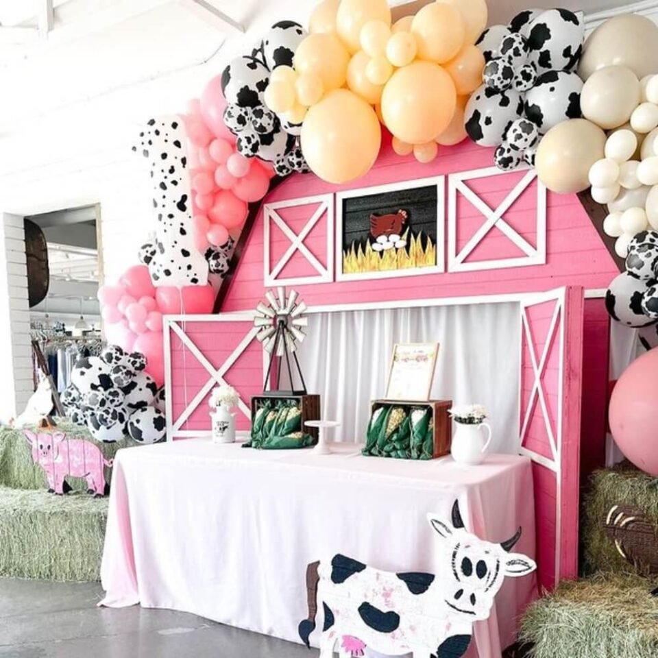 tematiskās ballītes aina ar dažādiem dekorācijas elementiem un svētku atmosfēru