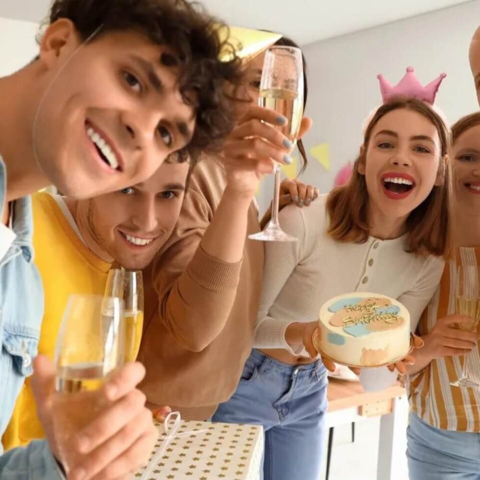 persona skatās negaidītu video sveicienu