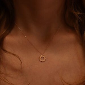 Złoty łańcuszek z zawieszką "Miłość" na szyi