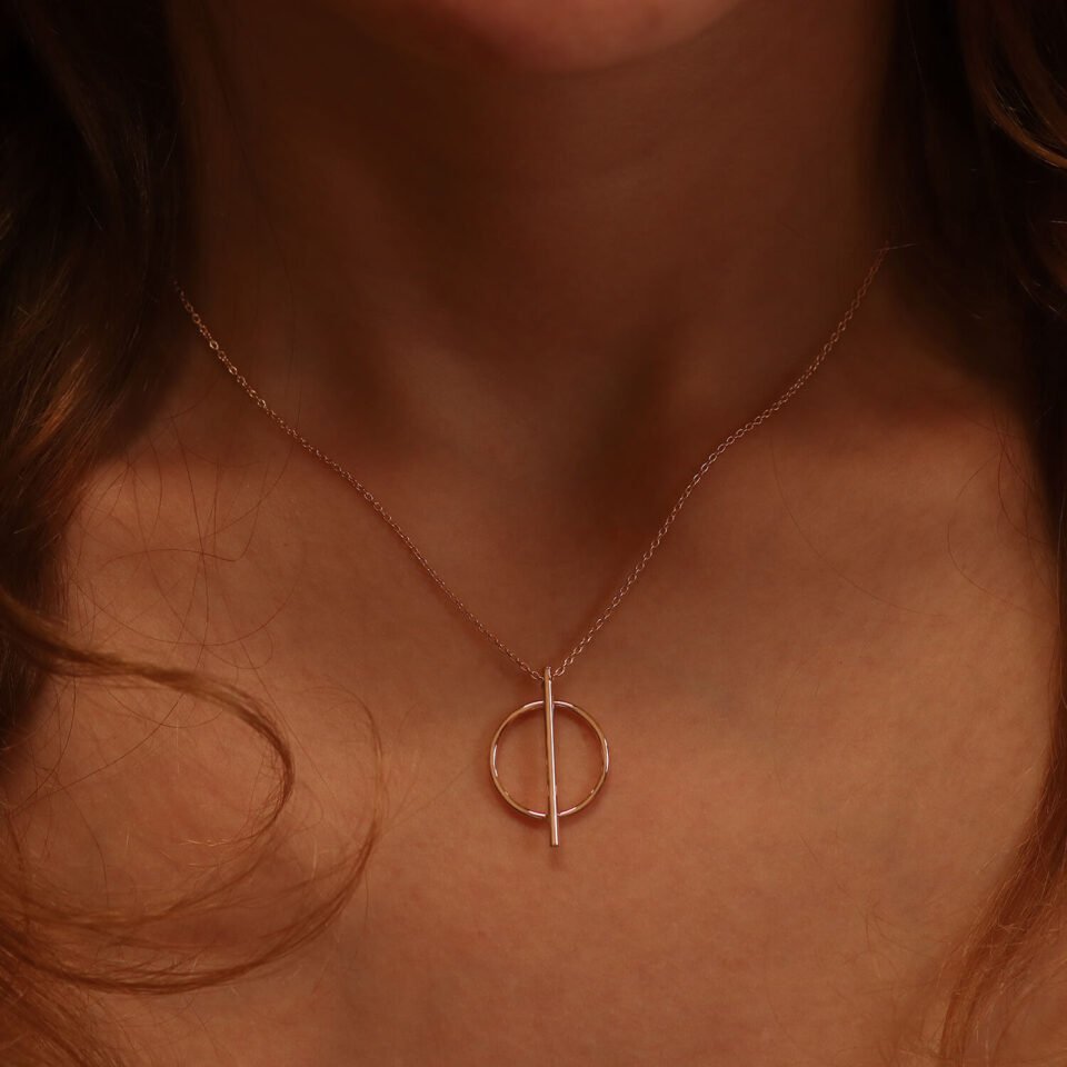 Gold chain with a pendant "Split ring" on the neck