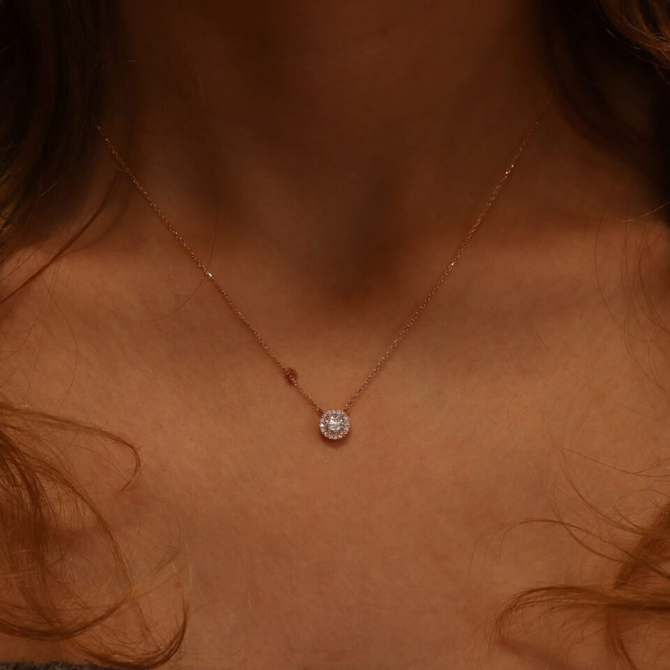 Goldkette mit Anhänger „Eye Halo“ am Hals