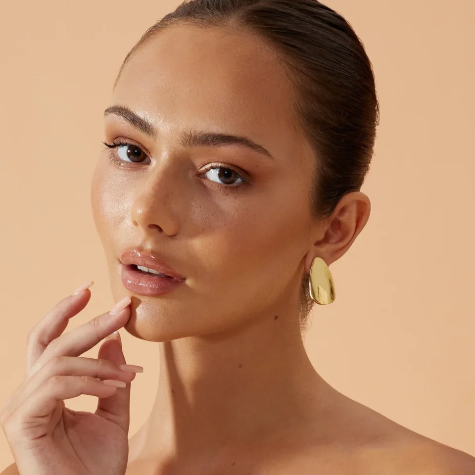 золотые серьги в ухе