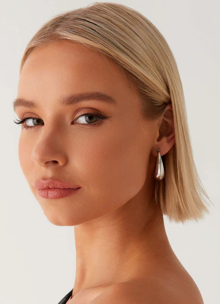 kolczyki kropelka bottega w uchu