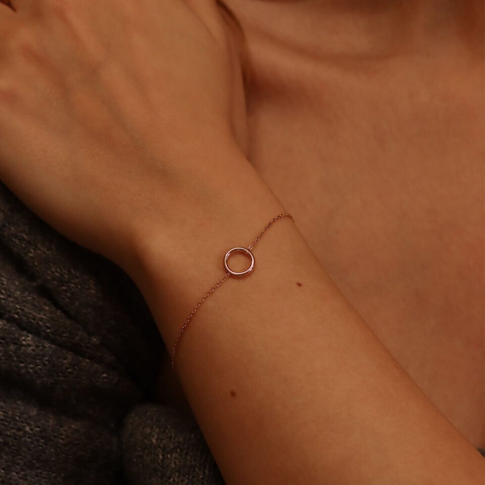 Zelta rokassprādze "Gredzens" uz rokas