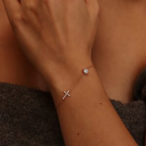 Zelta rokassprādze "Krusts ar cirkoniem" uz rokas