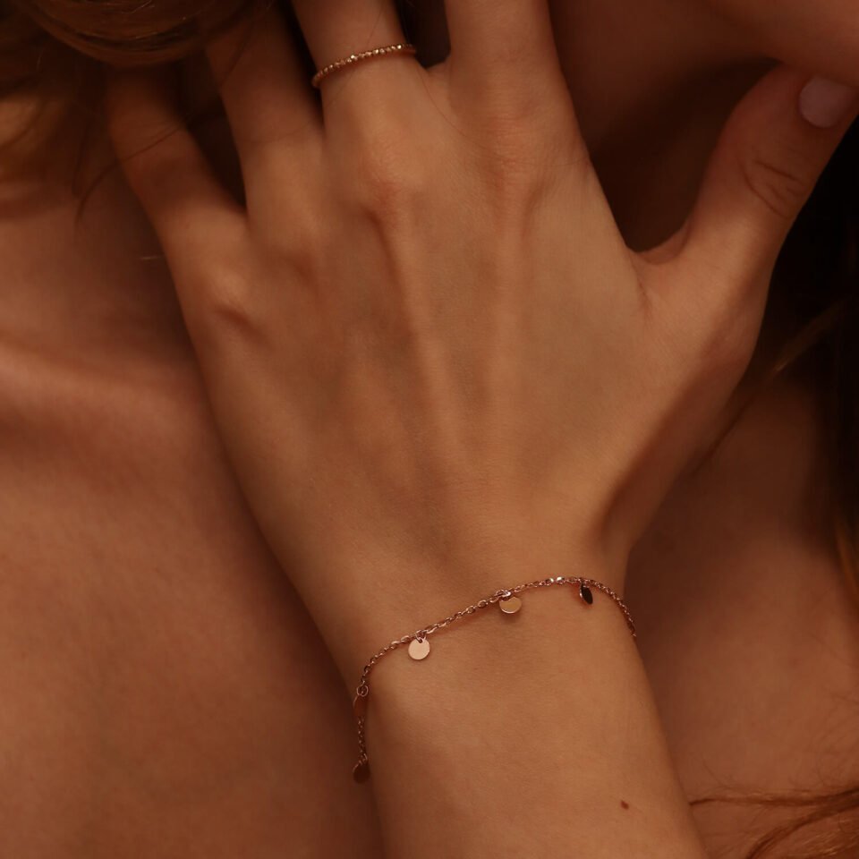 Zelta aproce "Šķīvji" uz rokas