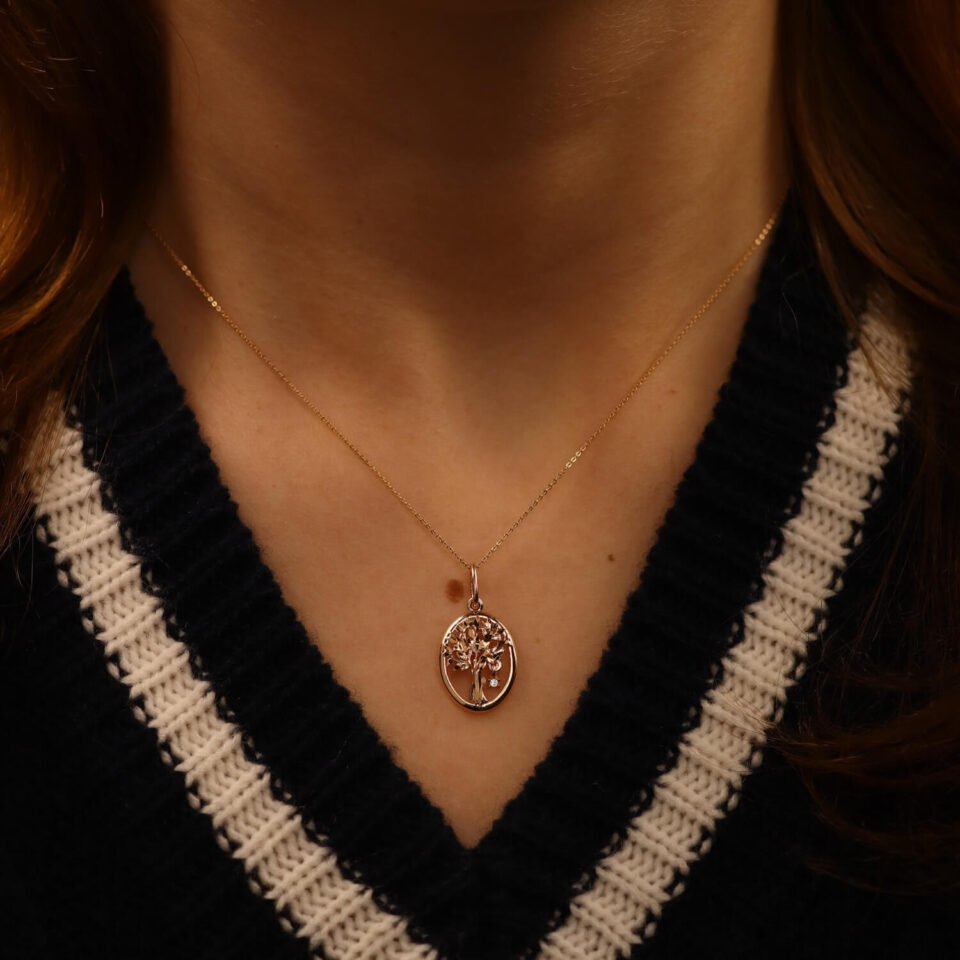 Goldanhänger "Ovaler Lebensbaum mit Zirkon" am Hals