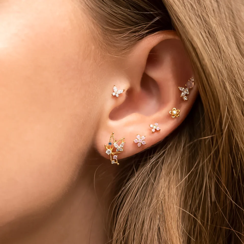 Mazi zelta auskari – veidi, formas un ieteikumi