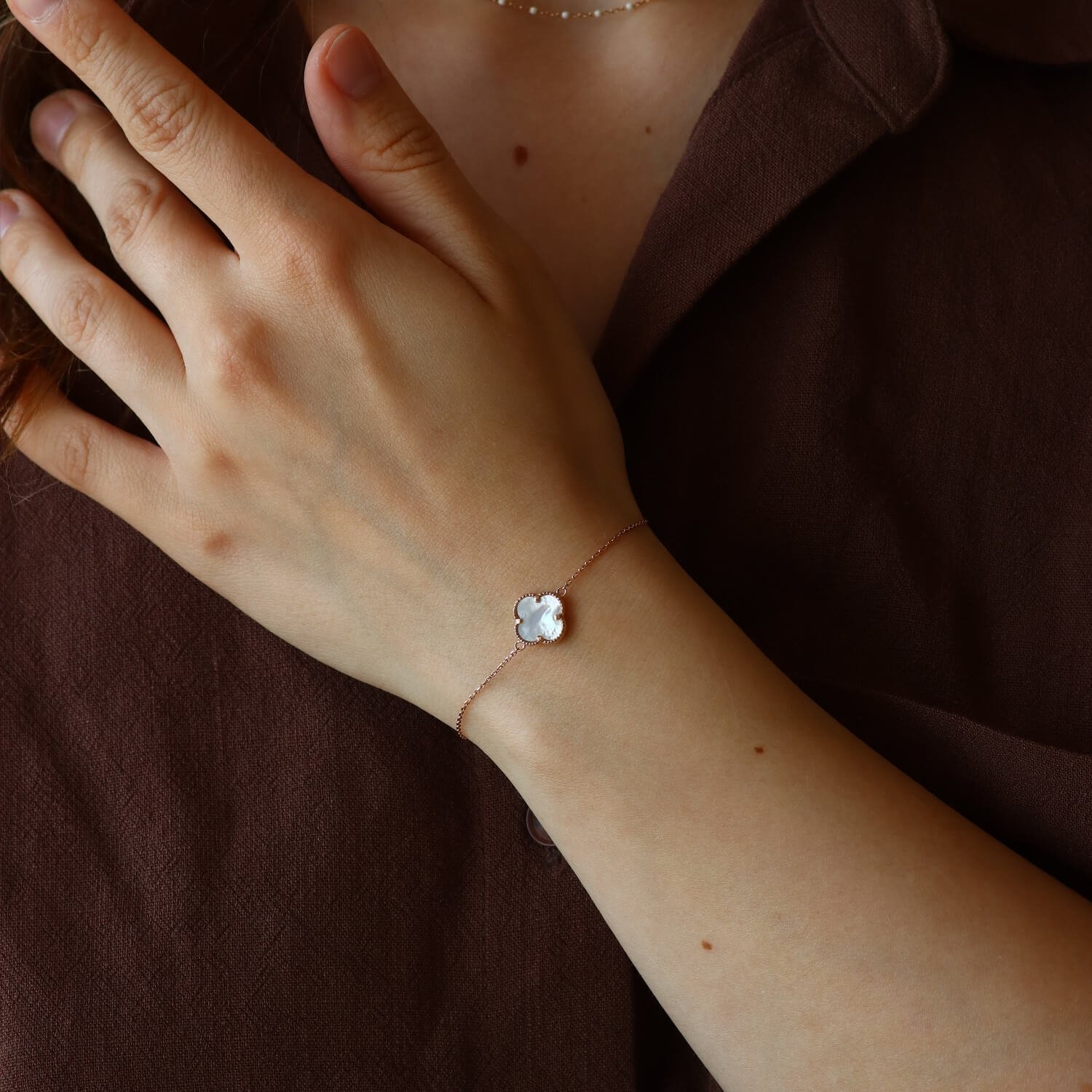 Auksinė apyrankė su dobilu (perlamutras)