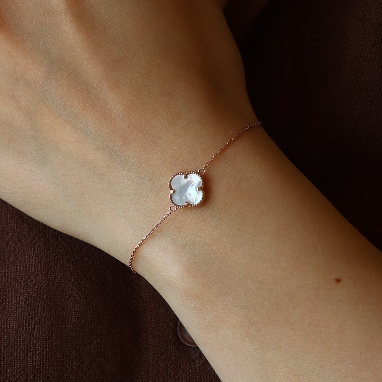 Auksinė apyrankė su dobilu (perlamutras)