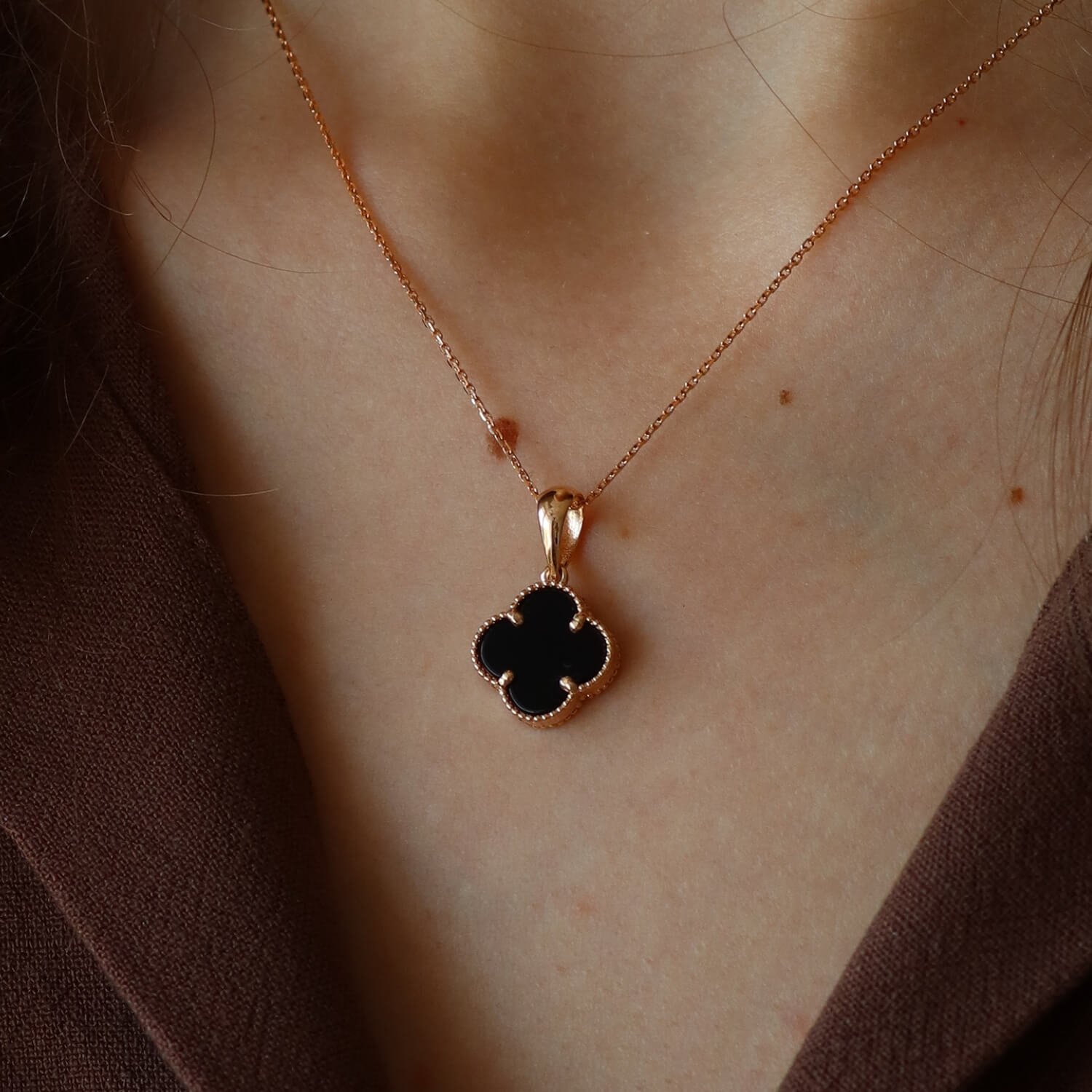 Auksinė grandinėlė su pakabuku dobilas (oniksas)