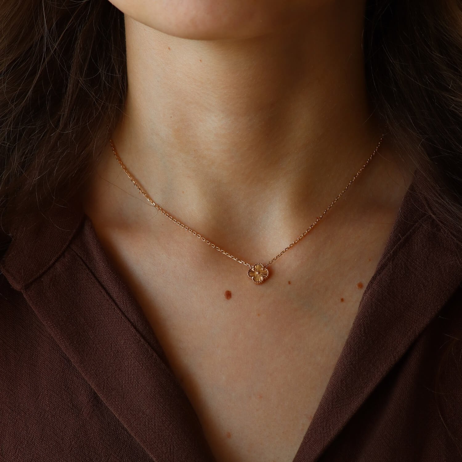 Złoty łańcuszek z zawieszką koniczynką (grawerowaną)