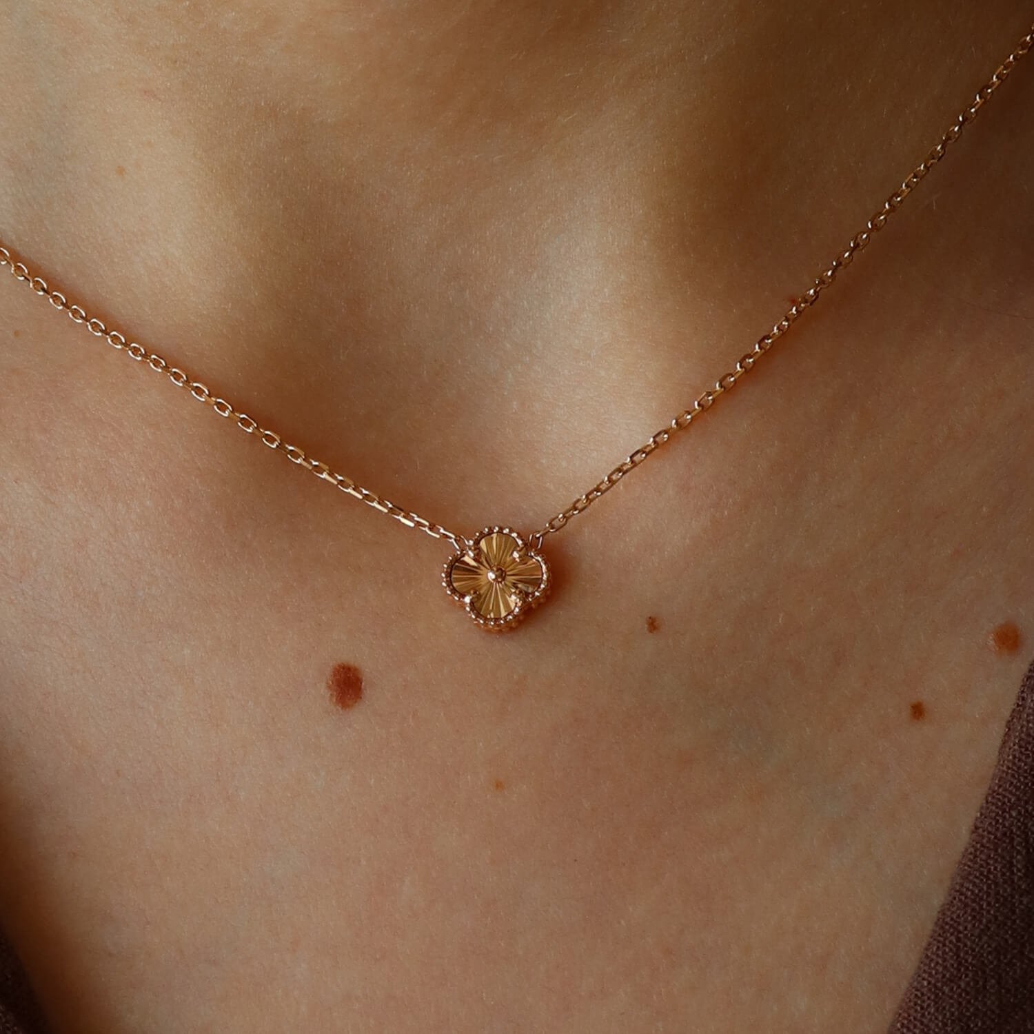 Złoty łańcuszek z zawieszką koniczynką (grawerowaną)