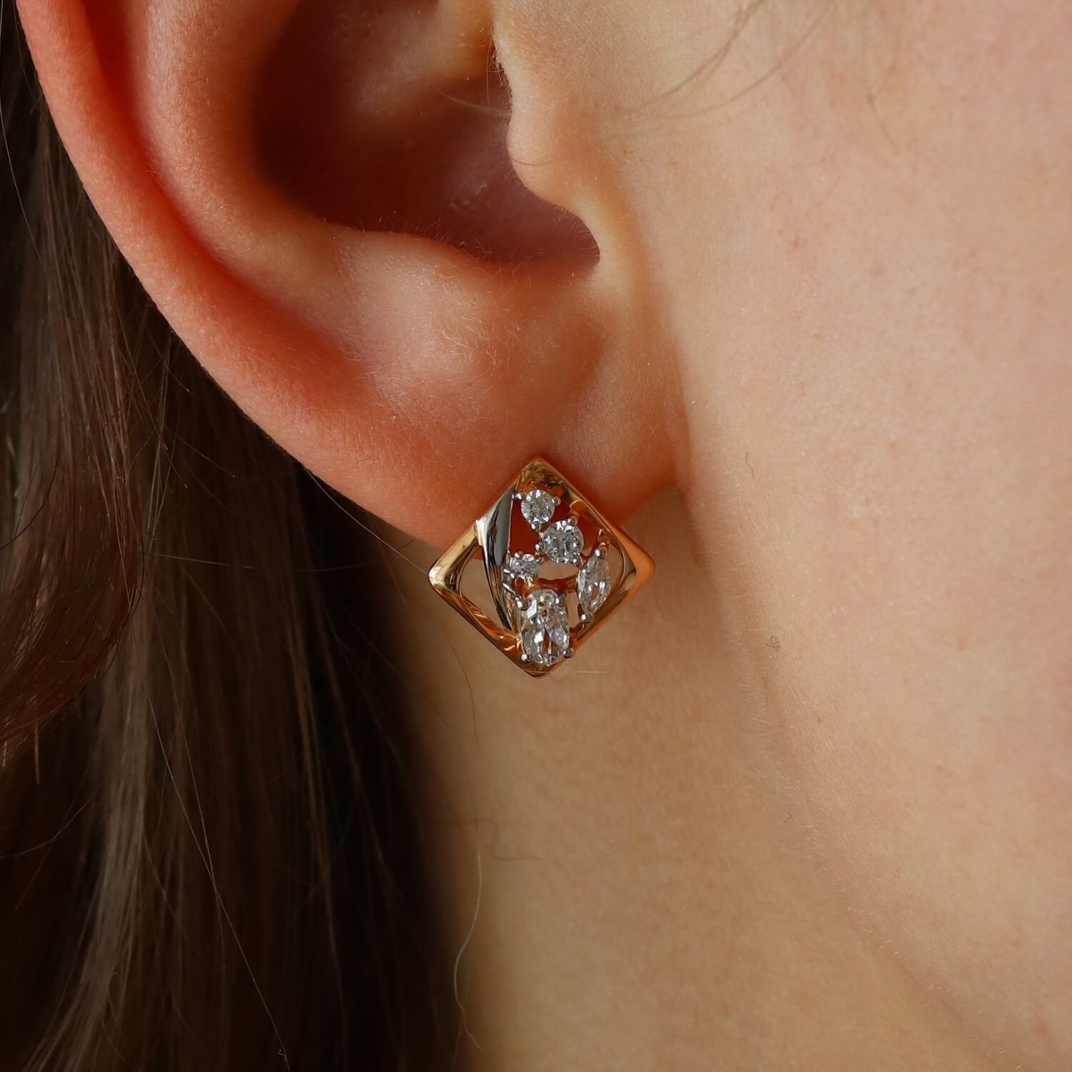 Gold earrings with zircons