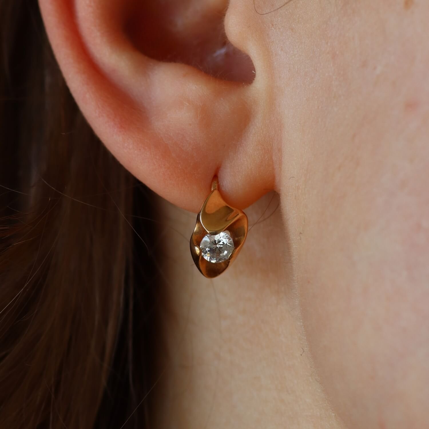 Gold earrings with zirconia