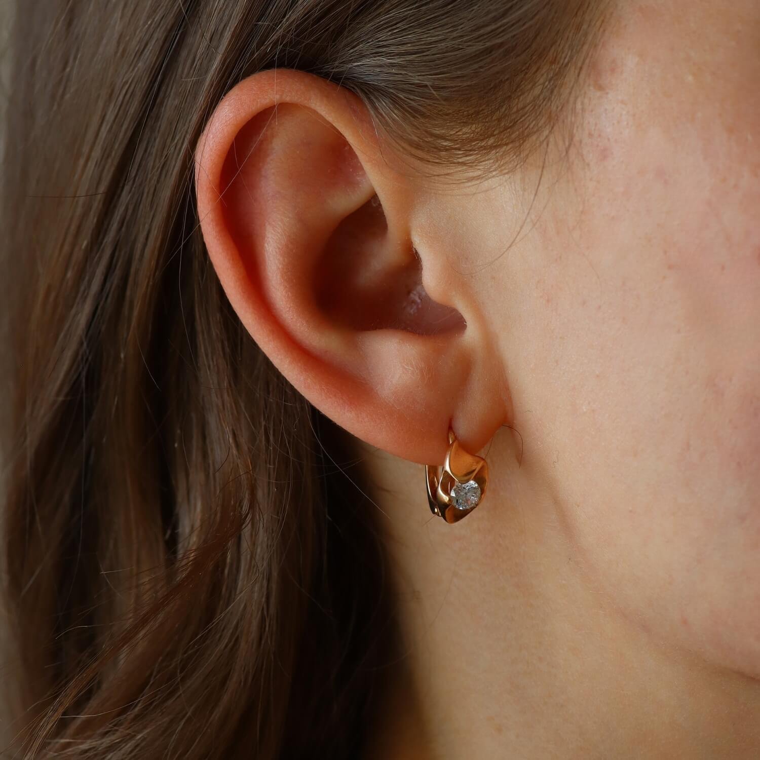 Gold earrings with zirconia