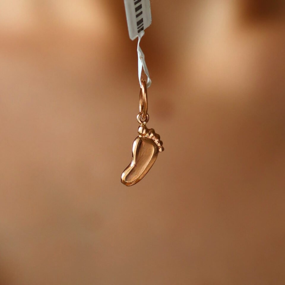 Gold pendant "Foot"
