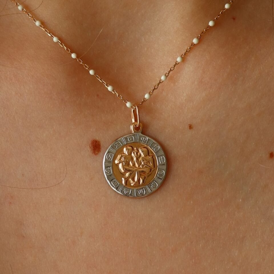 Kuldne ripats sodiaagimärgiga "Kaksikud"