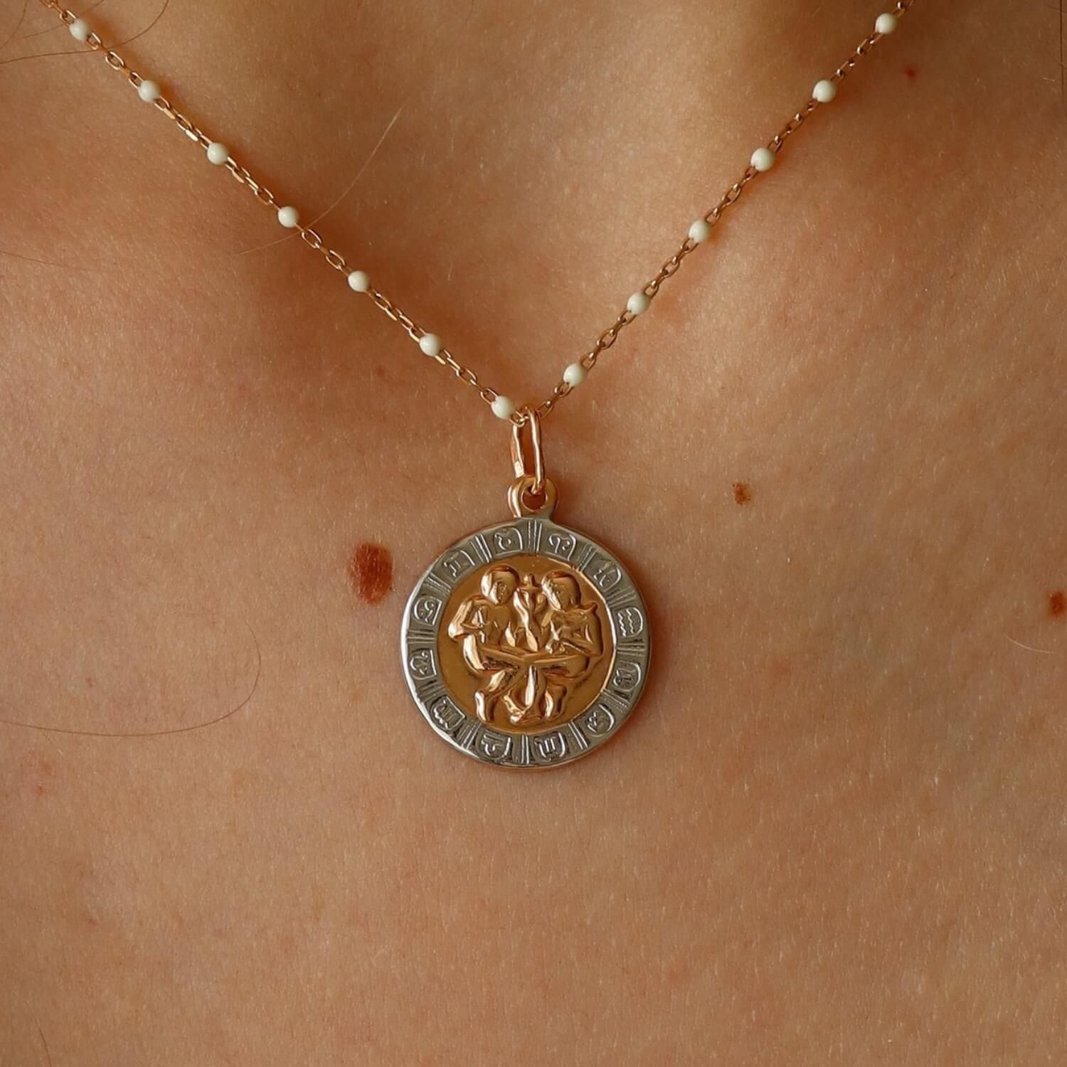 Kuldne ripats sodiaagimärgiga "Kaksikud"