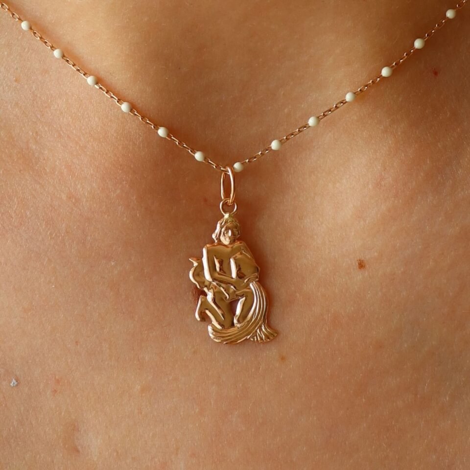 Kuldne ripats sodiaagimärgiga "Veevalaja"