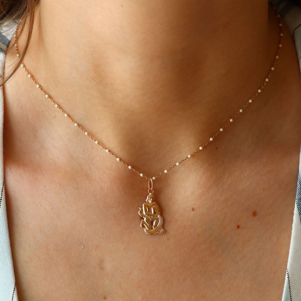 Kuldne ripats sodiaagimärgiga "Veevalaja"