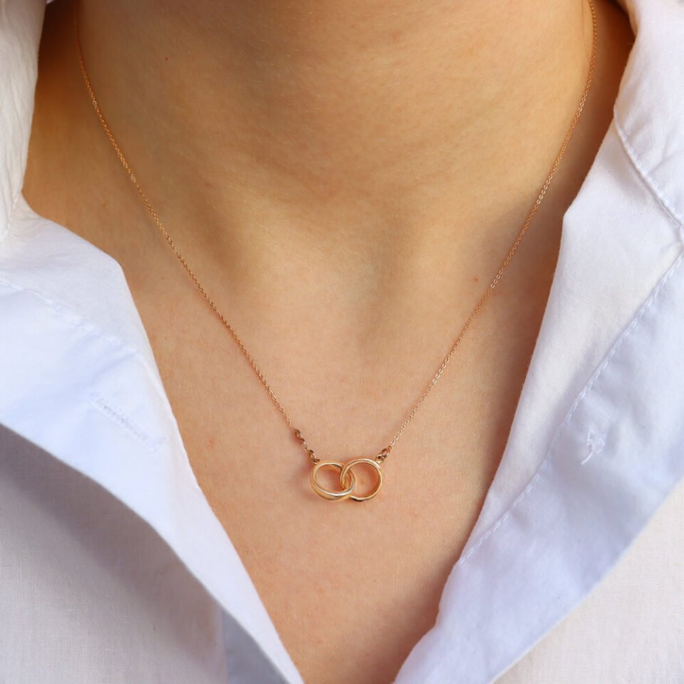 zelta ķēdīte ar kulonu, divi gredzeni