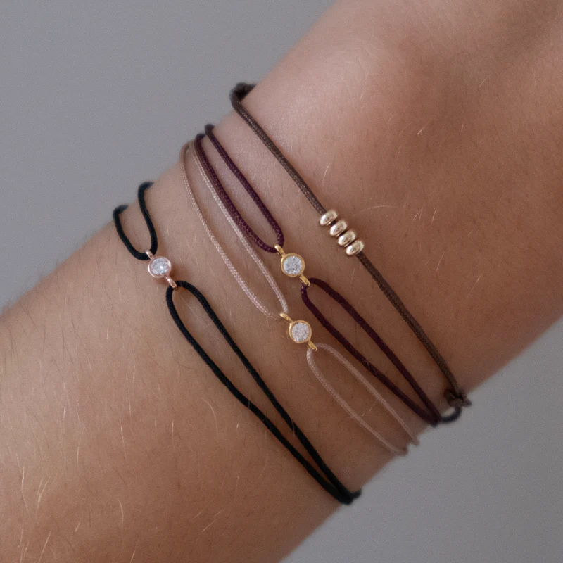 Siūlas su deimantu – kokią siūlo spalvą rinktis?